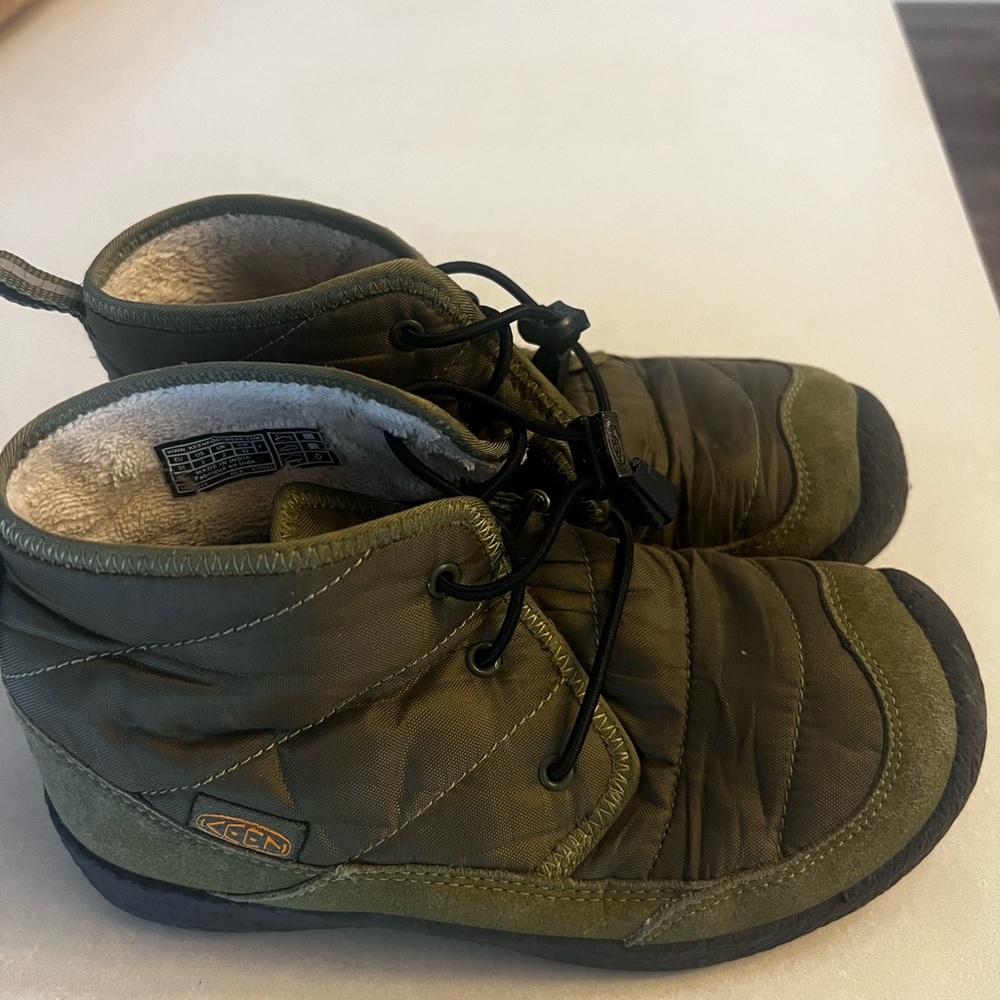 KEEN Kid's Unisex Howser 2 Quilted Mid Height Chukka Boot Olive